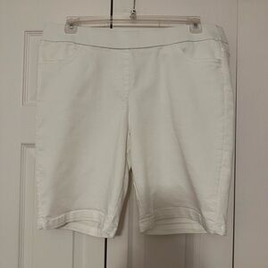 ☀️3 for $20! Women’s shorts.